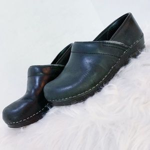 DANSKO | Black with silver stitching size 7 clogs